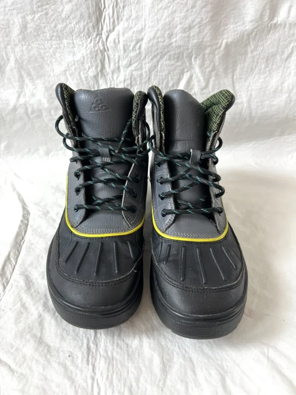 Nike winter boots ACG Woodside 2 High boots big kids 7Y gray black lace up duck